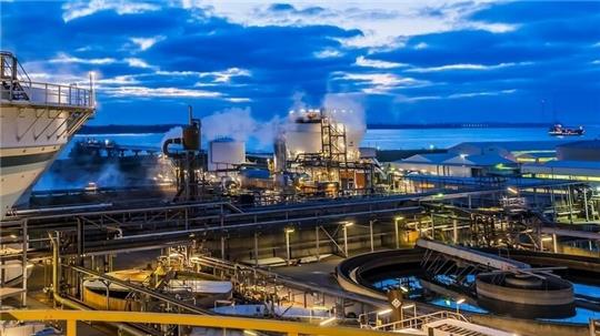 Die Schlote im Stader Industriepark sollen weiter rauchen - aber klimaneutral.