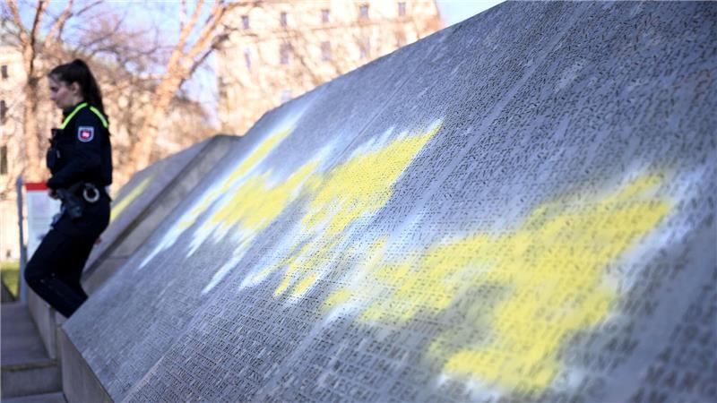 Die Schmierereien sind nicht der erste Angriff auf Mahnmale in Hannover und der Region.