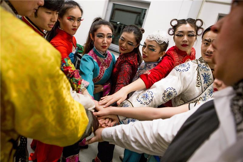 Die Schminke und die Kostüme sitzen, jetzt kann die Show beginnen. Archivfoto: Leona Ohsiek