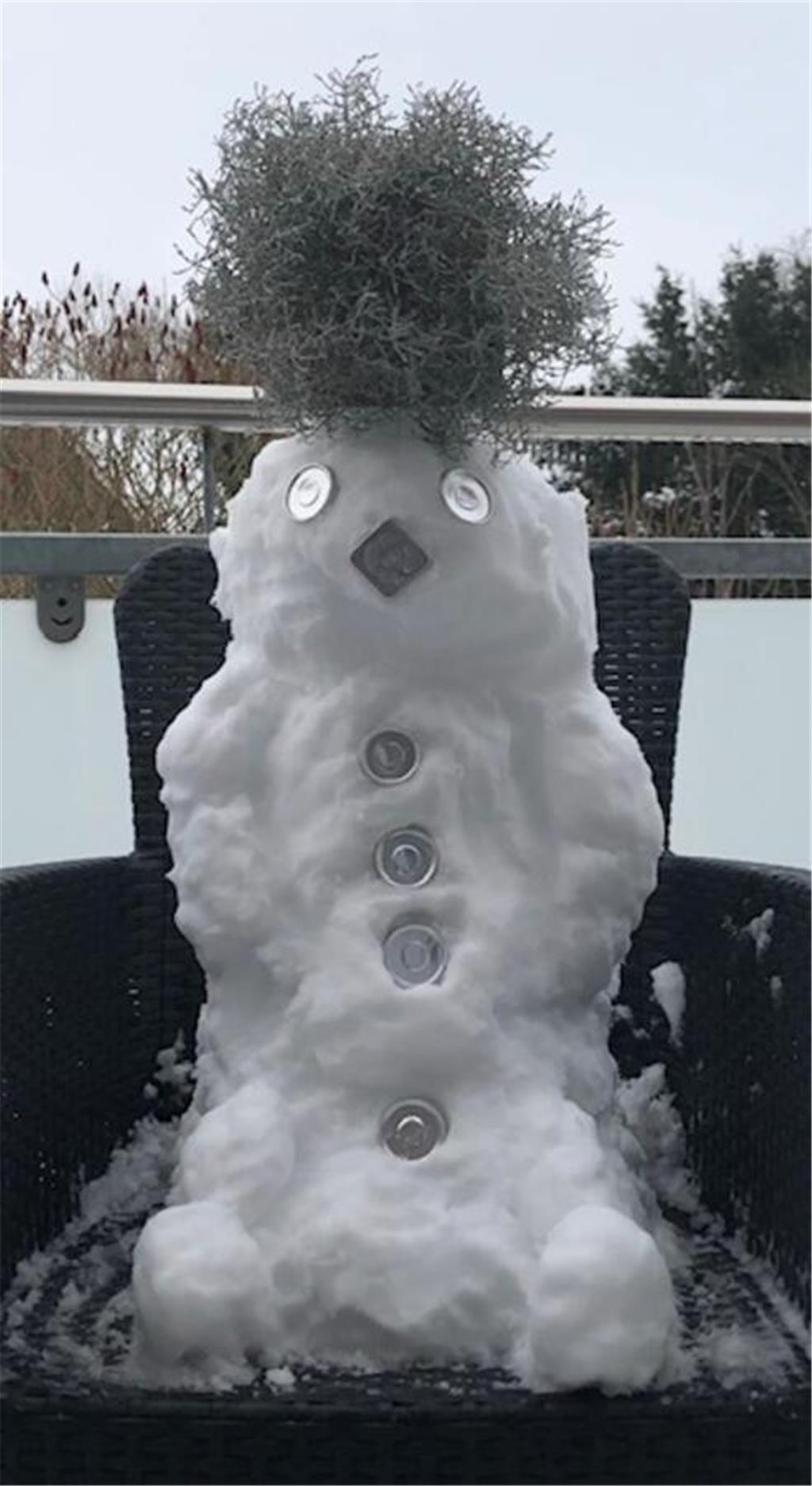 Die Schneefigur auf dem Balkon von Rita Hansen hat definitiv die interessanteste...