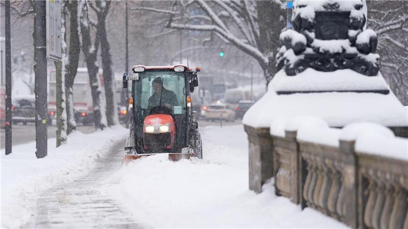 Die Schneemassen türmen sich auch in der Hamburger Innenstadt so hoch wie seit 15 Jahren nicht mehr. 