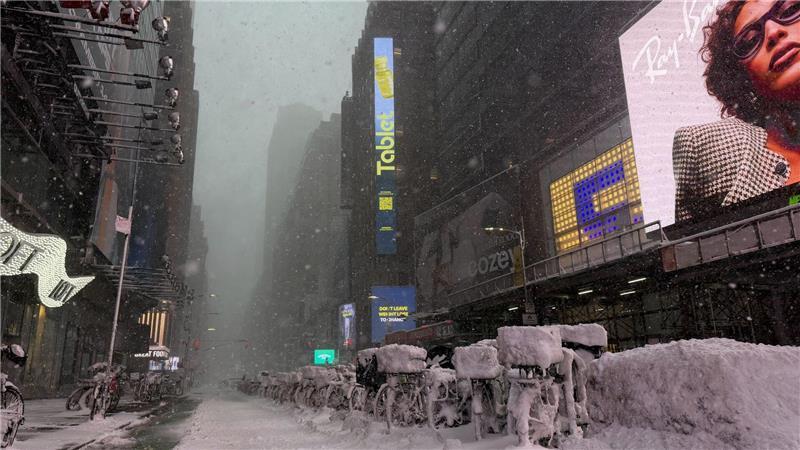 US-Ostküste kämpft mit Folgen des Schneesturms Die Schneemassen verwandelten den Times Square in eine Eislandschaft.