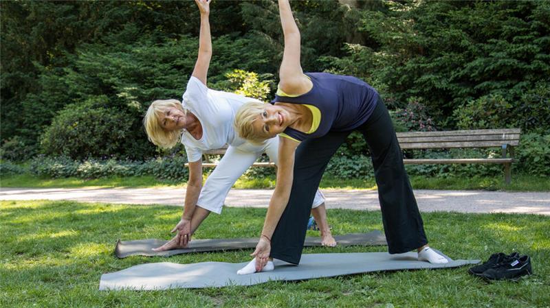 Die Schnittmenge mit Yoga ist zwar gegeben: Beim Pilates liegt der Fokus allerdings auf der Kräftigung der Körpermitte. 