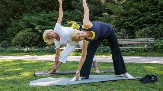 Die Schnittmenge mit Yoga ist zwar gegeben: Beim Pilates liegt der Fokus allerdings auf der Kräftigung der Körpermitte. 