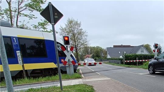 Die Schranke am Bahnübergang am Kutenholzer Bahnhof wurde beschädigt.
