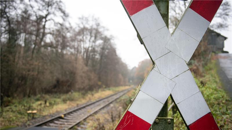 Die Schranke löste sich den Angaben zufolge durch den Zusammenstoß aus der Halterung und wurde beschädigt. (Symbolfoto)