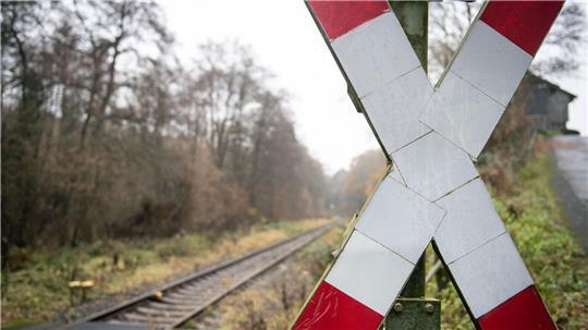 Die Schranke löste sich den Angaben zufolge durch den Zusammenstoß aus der Halterung und wurde beschädigt. (Symbolfoto)
