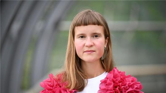 Die Schriftstellerin Caroline Wahl veröffentlicht ihren neuen Roman „Windstärke 17“.