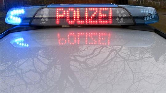 Die Schriftzug „Polizei“ leuchtet auf dem Dach eines Streifenwagens der Polizei.