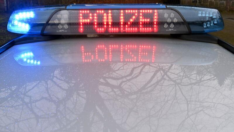 Die Schriftzug „Polizei“ leuchtet auf dem Dach eines Streifenwagens der Polizei.