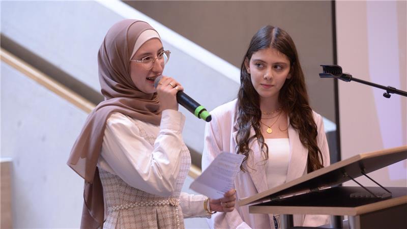 Nach fünf Jahren Baustelle: Die Schulleiterin ist hin und weg Die Schüler-Sprecherinnen Amal Tahoush und Hala-Maria Hilana (rechts) berichteten von Schülern, die vom neuen HPS-Gebäude begeistert sind.