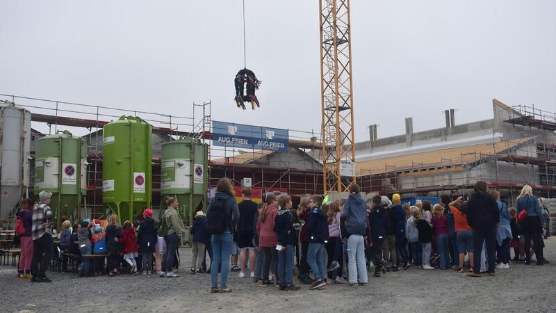 Die Schüler aus Nottensdorf und Bliedersdorf warten gespannt auf den Richtspruch für den Neubau.