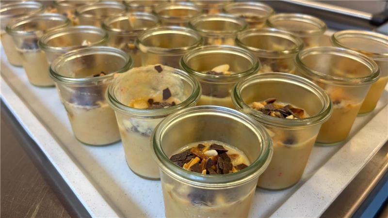 Warum TV-Koch Stefan Marquard in Fredenbeck den Kochlöffel schwingt Die Schüler bereiteten unter anderem diese Desserts zu.