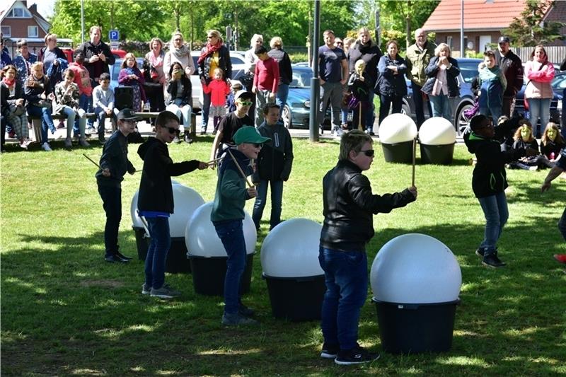 Die Schüler der Grundschule Am Fleth gestalten das Musikprogramm im Schulpark. Fotos Beneke