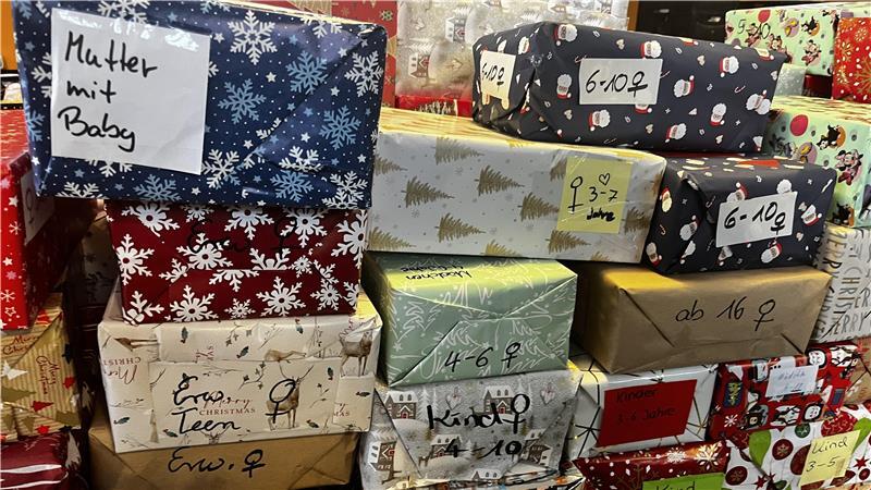Die Schüler der Jobelmannschule schreiben das Alter und Geschlecht des Kindes, für das sie ein Geschenk besorgt haben, auf die Kartons.