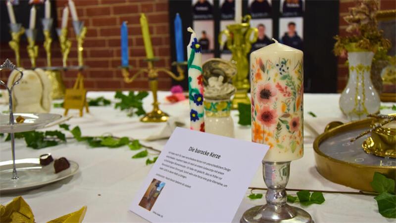 Jorker Schüler verpassen Zeugnisübergabe einen barocken Style Die Schüler fertigten diverse Dekorationen für den Abschlussabend an.