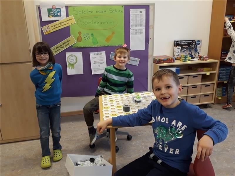 Die Schüler freuen sich über das neue Spielzimmer in ihrer Schule.