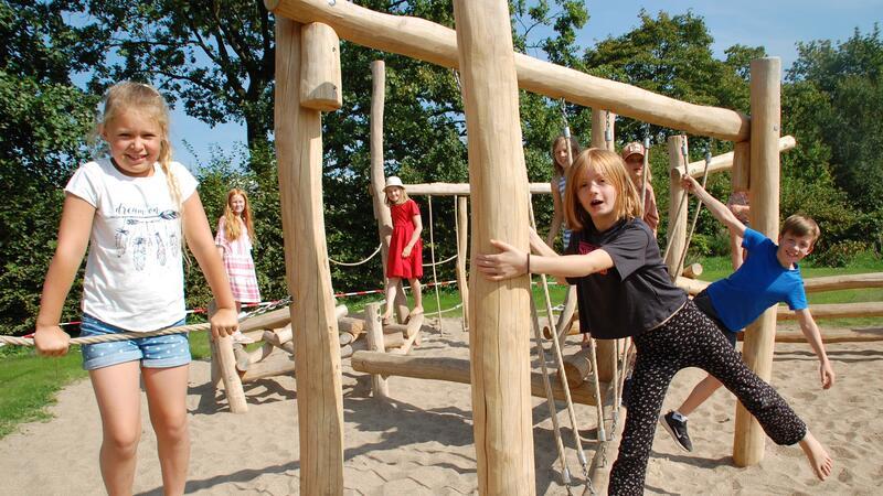 Die Schüler stürmten sogleich das neue Klettergerüst auf dem Schulgelände der Freien Waldorfschule Apensen