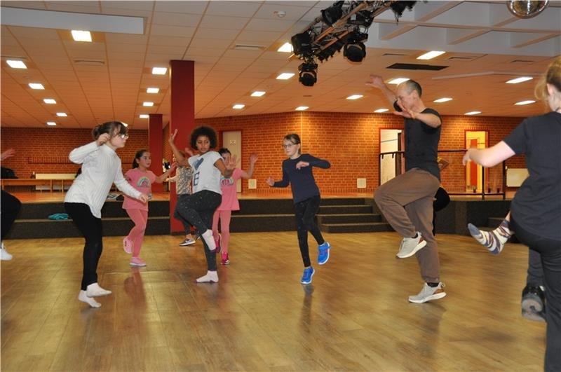 Schüler tanzen in Jork mit dem Bundesjugendballett Die Schüler und Schülerinnen tanzen unter der Anleitung von Ballettmeister Raymond Hilbert. Foto: Felsch