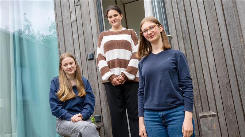 „Tiny-Dörp“ am Spiekerooger Inselinternat soll wachsen Die Schülerinnen Anna Kahmann (l-r), Paulina Ehrlichmann und Hannah Böttcher wohnen aktuell in den Tiny-Häusern.