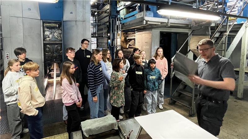 15 Schülerinnen und Schüler erhalten spannende Einblicke beim TAGEBLATT Die Schülerinnen und Schüler erfuhren am Morgen von Leiter André Kunz (rechts), wie das TAGEBLATT gedruckt wird.