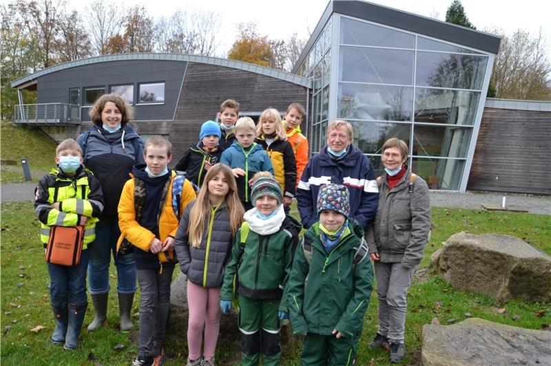 Die Schülerinnen und Schüler mit den Lehrerinnen Janina Buhr (links) und Regina von der Decken (rechts) der Grundschule Alter Leuchtturm nach ihrem Arbeitseinsatz im Natureum.