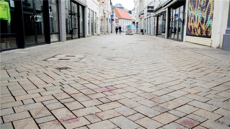 Die Schüsse fielen in der Nacht zu Ostersonntag in der Achternstraße in der Oldenburger Innenstadt. Am nächsten Morgen sind noch Blutflecken zu sehen. 