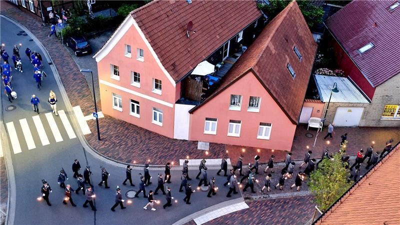 Vijay Kumar Govindarajan ist Schützenkönig in Horneburg Die Schützen marschieren durch Horneburg.