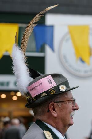 Zapfenstreich in Buxtehude: Das steckt hinter der Schützenfest-Tradition Die Schützen stecken sich die rosa Schießkarte an den Hut.
