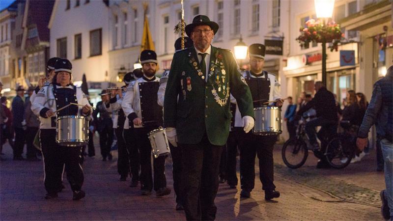 Zapfenstreich in Buxtehude: Das steckt hinter der Schützenfest-Tradition Die Schützengilde Buxtehude beim Marsch durch die Innenstadt.