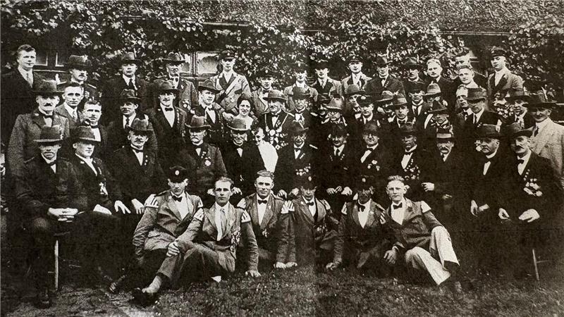 Historisches Foto von 1930: Schützenkönig Johannes Stechmann mit der Schützengilde.