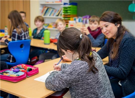 Wie Schulassistenten die Inklusion fördern Die Schulassistentin Marlena Diercks mit ihrer Schülerin. Foto: Lebenshilfe Buxtehude