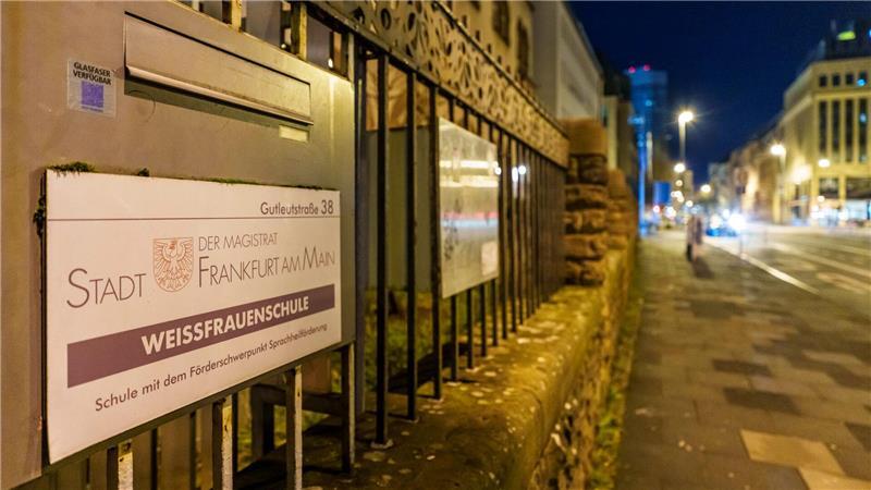 Die Schule befindet sich im Bahnhofsviertel.