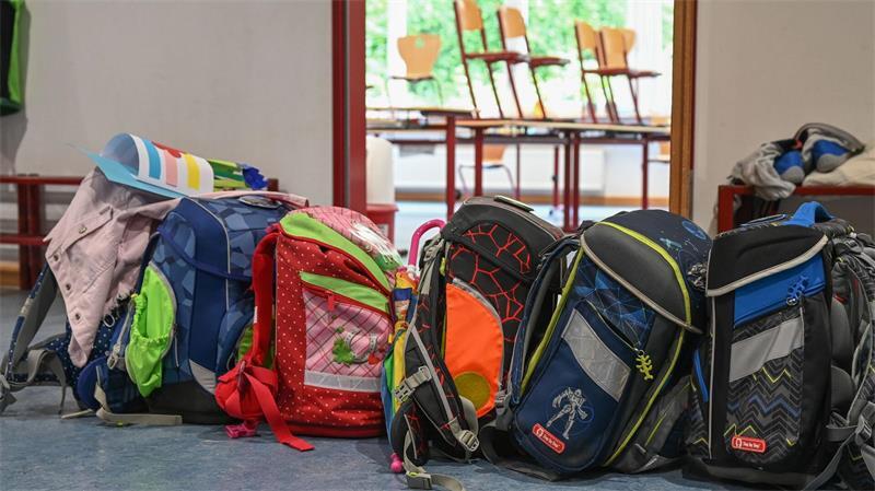 Bahn, Ganztag, Solarstrom: Was sich im August ändert Die Schule beginnt wieder für erste Kinder. (Symbolbild)