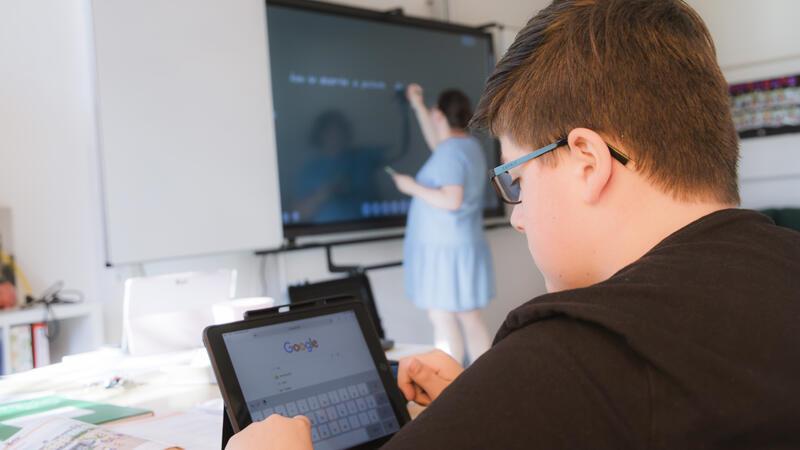 Die Schule hält für jede Klasse einen Satz iPads vor, so dass alle zeitgleich damit arbeiten können.