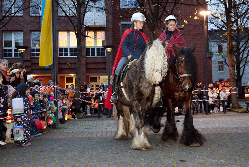 Kirchen feiern St.-Martinsfest hoch zu Ross und mit Laternenumzügen Die Schulerinnen Jenny als "St. Martin" und Jana als "Gefolge" reiten mit Pferden der Rasse Tinker mit den Namen "Golden Boy" und "Gigolo" während des Martinsspiels auf der Martinsfeier des Erzbistums Hamburg vor dem Mariendom. Foto: Georg Wendt/dpa