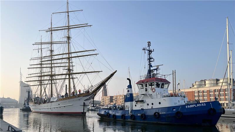 Die Schulschiff Deutschland muss ins Dock. Ein Spektakel am Morgen.