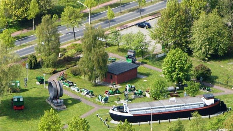 Zementmuseum Hemmoor: Sanierung nimmt nun doch Fahrt auf Die Schute (im Vordergrund) bildet eigentlich das Punktstück des Museums. Doch auch das (trockengelegte) Schiff ist angesichts seines Zustandes kein Aushängeschild mehr.