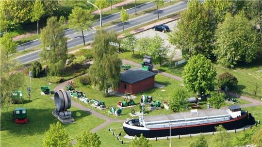 Die Schute (im Vordergrund) bildet eigentlich das Punktstück des Museums. Doch auch das (trockengelegte) Schiff ist angesichts seines Zustandes kein Aushängeschild mehr.