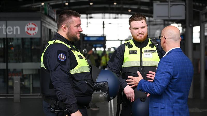 Die Schutzhelme können an der Uniform befestigt und sollen erst aufgesetzt werden, wenn eine Situation zu eskalieren droht.