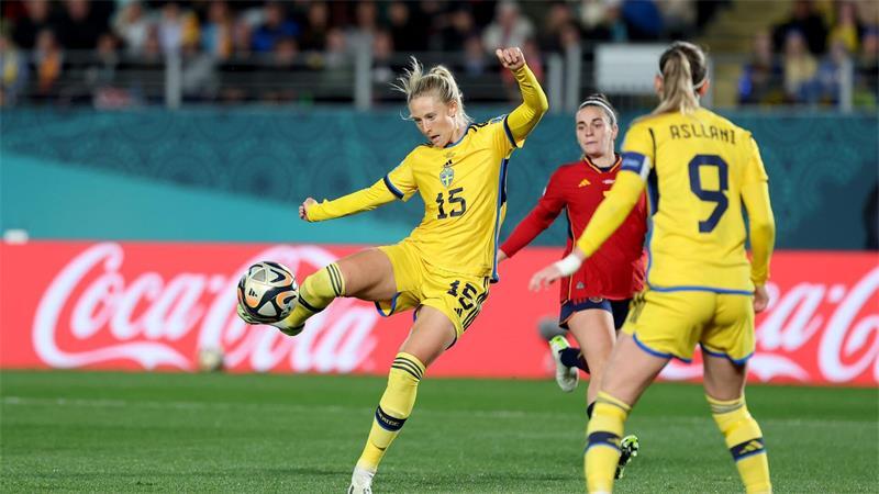 VfL Wolfsburg und Eintracht verpassen Champions League Die Schwedin Rebecka Blomqvist (l) erzielte für Eintracht Frankfurt den 1:1-Ausgleich bei Paris Saint-Germain. (Archivbild)