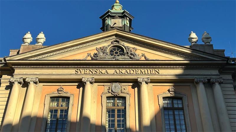 Die Schwedische Akademie hat in der Stockholmer Altstadt das Geheimnis gelüftet, wen sie mit dem Literaturnobelpreis auszeichnet.