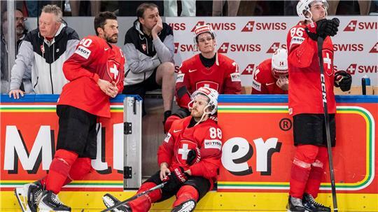 Die Schweiz um Kapitän Roman Josi (l) trauert nach dem verlorenen WM-Finale gegen Finnland.