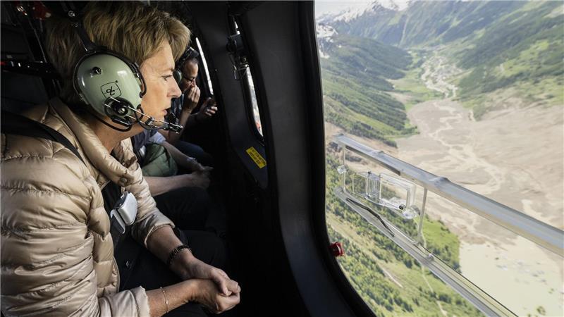 Lötschentaler hoffen auf Glück im Unglück: Wasser läuft ab Die Schweizer Präsidentin verschaffte sich mit einem Hubschrauber einen Überblick über Lage.