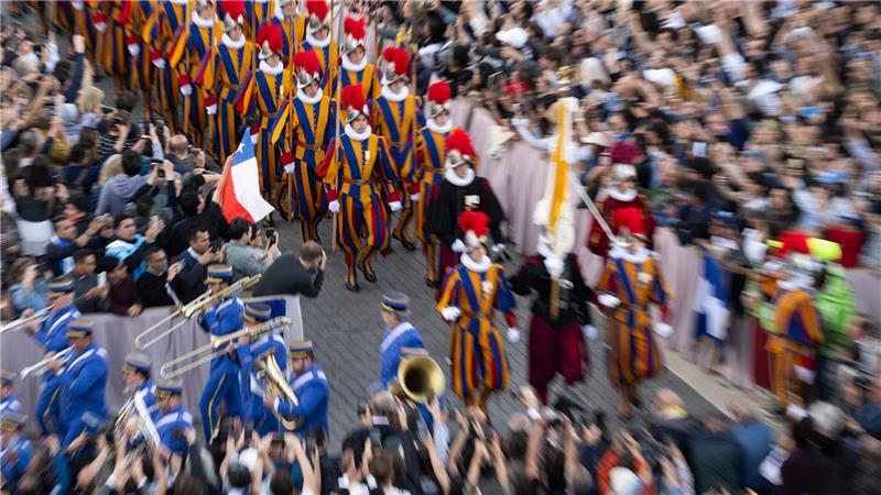 Die Schweizergarde wird den neuen Papst bewachen. Sie marschierte gleich nach seiner Wahl auf dem Petersplatz auf.