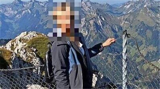 Die Schweizerin Ursula B. liebte das Leben an der Küste, doch 2022 starb sie unter ungeklärten Umständen. Vor Gericht muss sich nun ein 62-Jähriger aus Nordleda verantworten.
