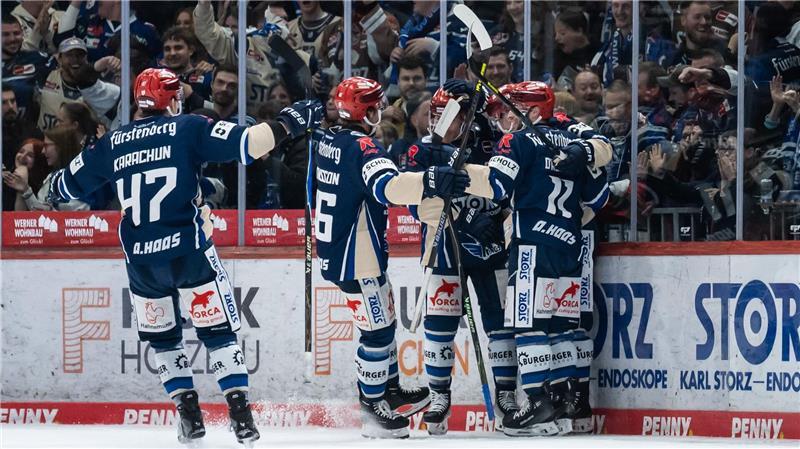 Die Schwenninger Wild Wings jubeln über den Sieg im zweiten Match der Pre-Playoffs.