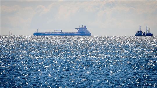 Die Schweriner Landesregierung fordert eine umgehende Verlegung der „Eventin“ weg von der Insel Rügen. (Archivbild)