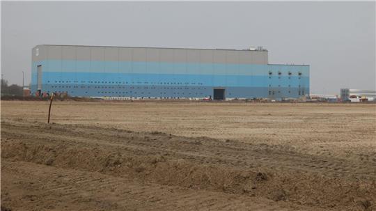 Die Schwerlastlagerfläche ist fertiggestellt. Auf einer Fläche von 35 Hektar steht nun die Basis für die Logistik- und Fertigungsabläufe. (Archivaufnahme)