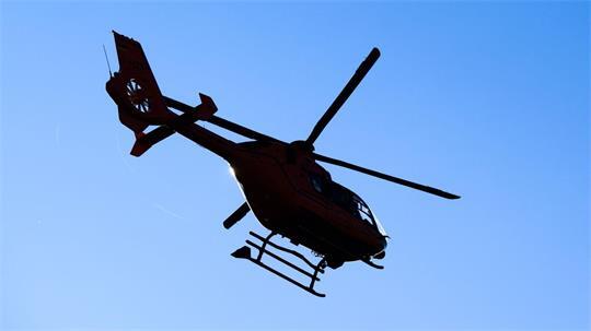 Die Schwerverletzte musste mit einem Hubschrauber ins Krankenhaus geflogen werden. (Symbolbild)